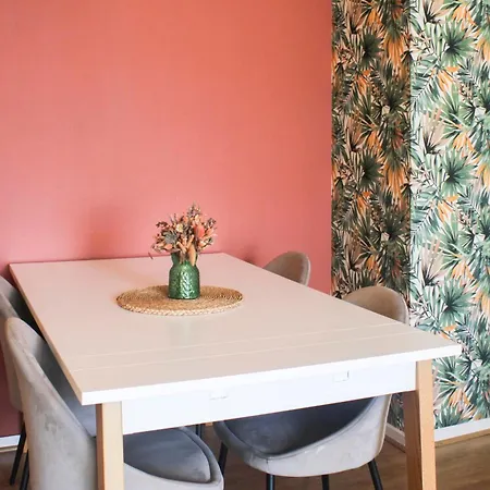 1 Bedroom With Garden Apartment *