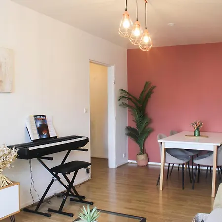 1 Bedroom With Garden Apartment *